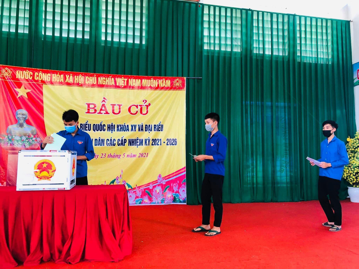 Cử tri mang màu xanh tuổi trẻ bỏ phiếu tại vùng biên giới Kỳ Sơn. Nữ cử tri huyện Kỳ Sơn thực hiện quyền, nghĩa vụ công dân.