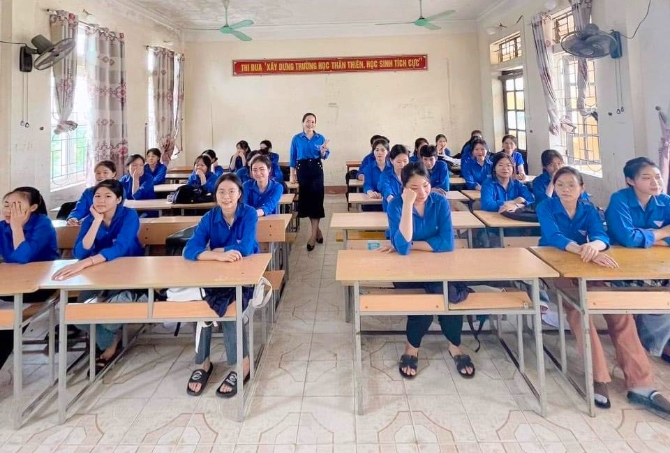 Tại huyện Quỳnh Lưu, các đoàn viên thanh niên đã tổ chức một lớp học "Mô hình gia sư xanh" để hỗ trợ dạy thêm cho các em học sinh lớp 12 tại trường THPT Nguyễn Đức Mậu. Tại huyện Quỳnh Lưu, các đoàn viên thanh niên đã tổ chức một lớp học "Mô hình gia sư xanh" để hỗ trợ dạy thêm cho các em học sinh lớp 12 tại trường THPT Nguyễn Đức Mậu.