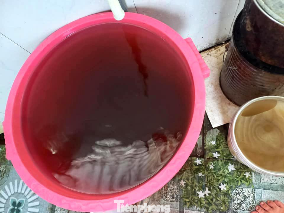 Nước đổi màu khiến cuộc sống nhiều người dân ở thành phố Vinh bị đảo lộn thời gian qua