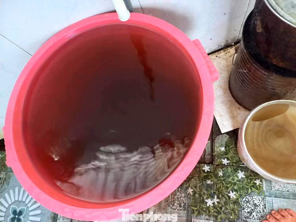 Nước đổi màu khiến cuộc sống nhiều người dân ở thành phố Vinh bị đảo lộn thời gian qua