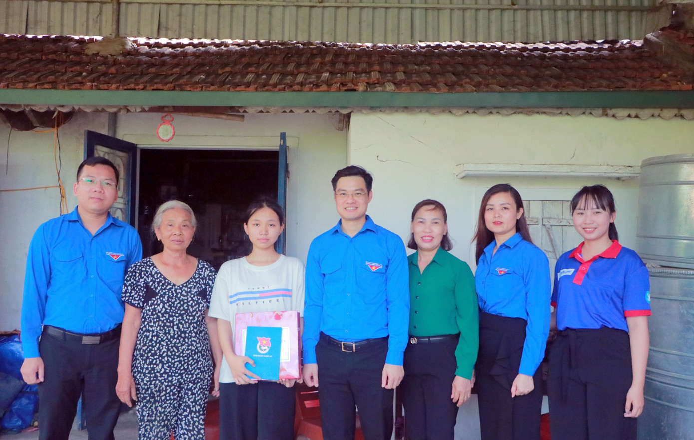 Đại diện Tỉnh Đoàn, Hội Sinh viên tỉnh Nghệ An đi thăm, tặng quà các thí sinh có hoàn cảnh khó khăn, vươn lên học tốt trước khi bước vào kỳ thi vào lớp 10 và kỳ thi tốt nghiệp THPT; thăm và tặng quà "Mái ấm Lâm Bích" tại xã Hưng Yên Bắc.