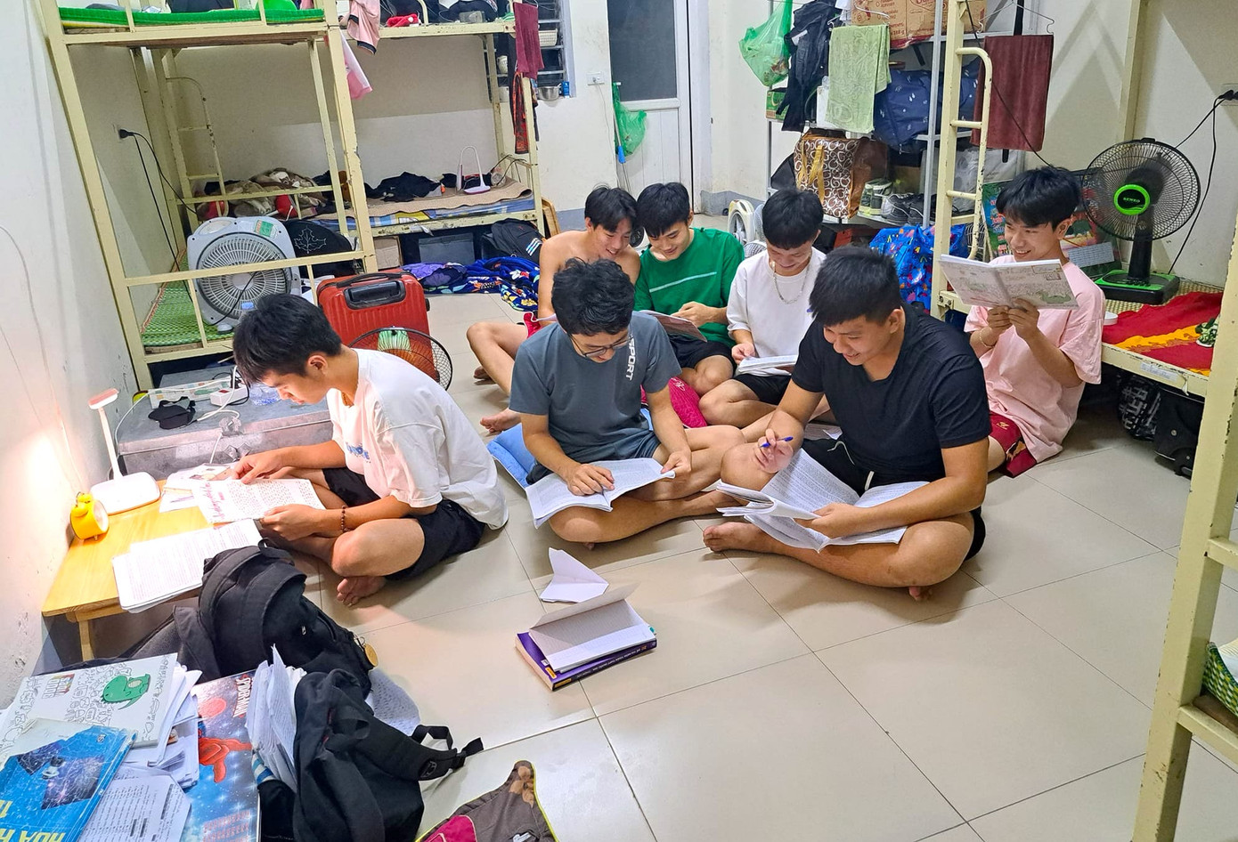 Không chỉ các bạn nữ mới chăm học, các bạn nam ở trường nội trú 2 cũng tập trung lại để cùng nhau ôn bài mỗi đêm.