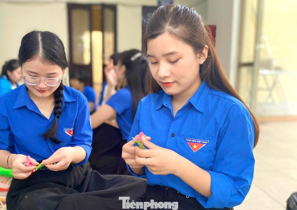 Các bạn đoàn viên thanh niên mỗi người một công việc, chăm chú để cố gắng làm nên những cây thông đẹp nhất.