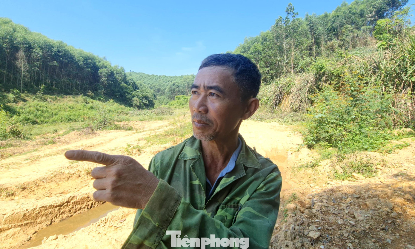 Ông Nguyễn Thành Trung (trú xã Bình Sơn, huyện Anh Sơn) cho biết, 10 năm trước, ông cùng người dân địa phương vui mừng vì tuyến đường được khởi công. Song chờ đợi mãi tuyến đường này vẫn “mưa thì lầy lội, nắng bụi ngút trời” khiến người dân sống trong vùng thêm vất vả. Đến nay, ngay cả việc giải phóng mặt bằng, đền bù cho người dân vẫn chưa hoàn thành. Ông Nguyễn Thành Trung (trú xã Bình Sơn, huyện Anh Sơn) cho biết, 10 năm trước, ông cùng người dân địa phương vui mừng vì tuyến đường được khởi công. Song chờ đợi mãi tuyến đường này vẫn “mưa thì lầy lội, nắng bụi ngút trời” khiến người dân sống trong vùng thêm vất vả. Đến nay, ngay cả việc giải phóng mặt bằng, đền bù cho người dân vẫn chưa hoàn thành.