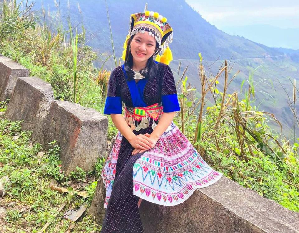 Nữ sinh người Mông Lầu Nguyễn Hương Giang ước mơ trở thành nhà báo trong tương lai Nữ sinh người Mông Lầu Nguyễn Hương Giang ước mơ trở thành nhà báo trong tương lai
