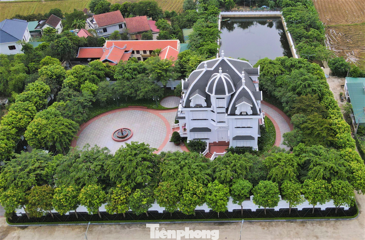 Tư gia của bà Từ Thị Loan (mẹ Thiếu tướng Phạm Bá Hiền, Tư lệnh Binh đoàn 16). Tư gia của bà Từ Thị Loan (mẹ Thiếu tướng Phạm Bá Hiền, Tư lệnh Binh đoàn 16).