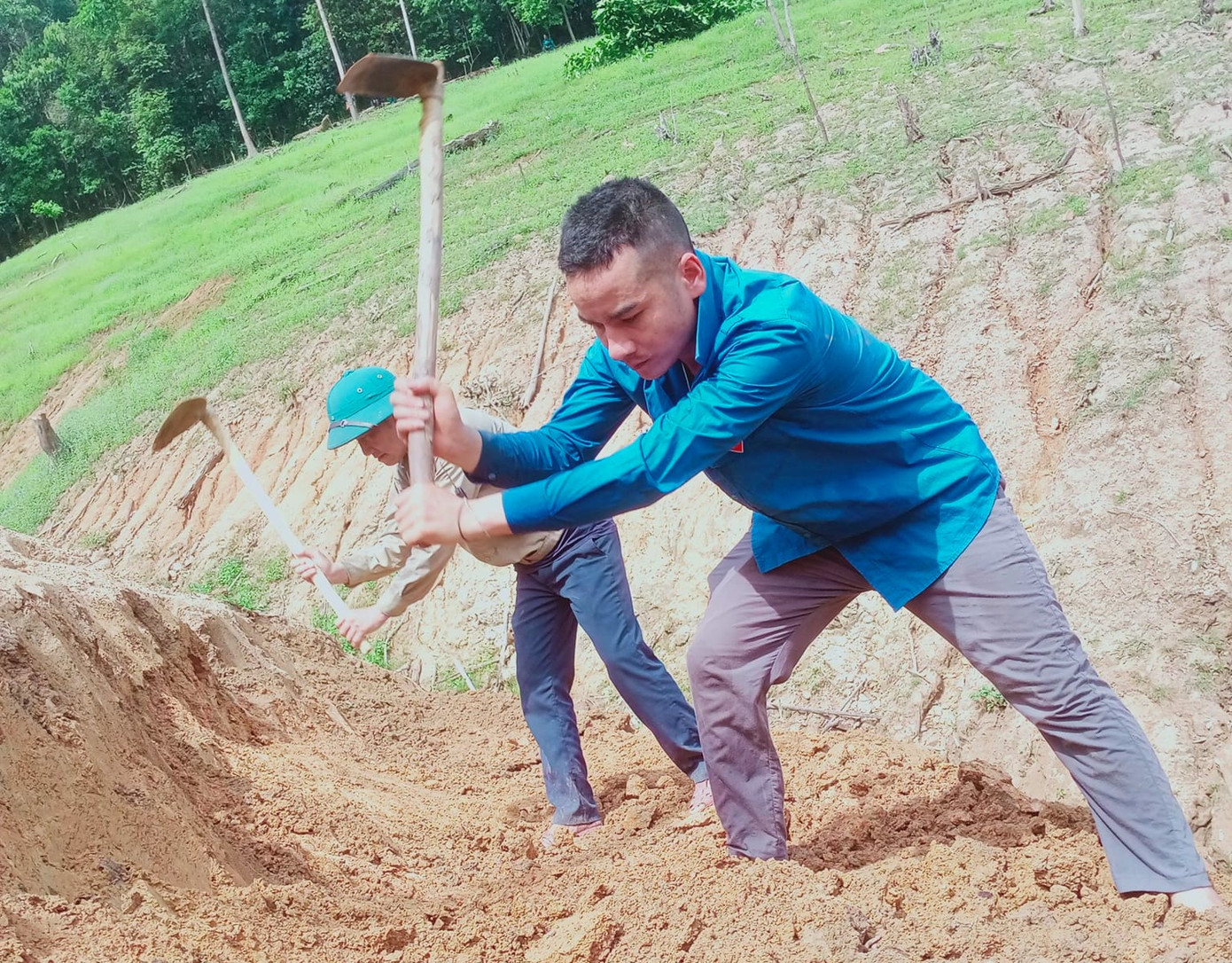 Nắng nóng, khó khăn vất vả nhưng ai cũng cố gắng hết sức để đào núi mở đường cho người dân đi lại. Nắng nóng, khó khăn vất vả nhưng ai cũng cố gắng hết sức để đào núi mở đường cho người dân đi lại.