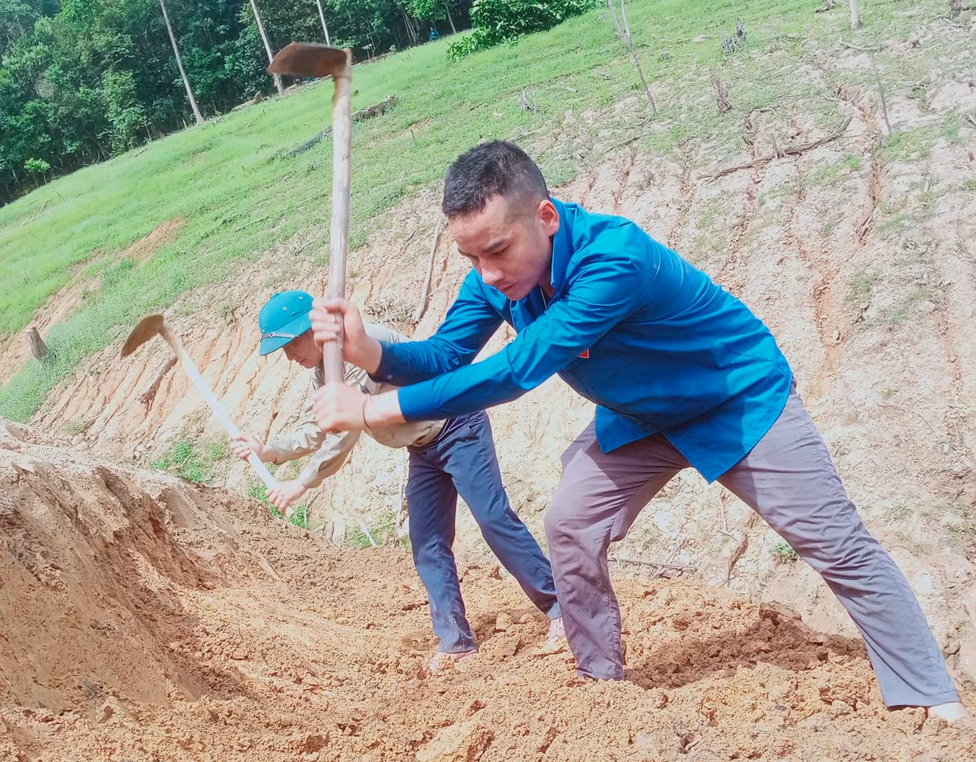 Nắng nóng, khó khăn vất vả nhưng ai cũng cố gắng hết sức để đào núi mở đường cho người dân đi lại.