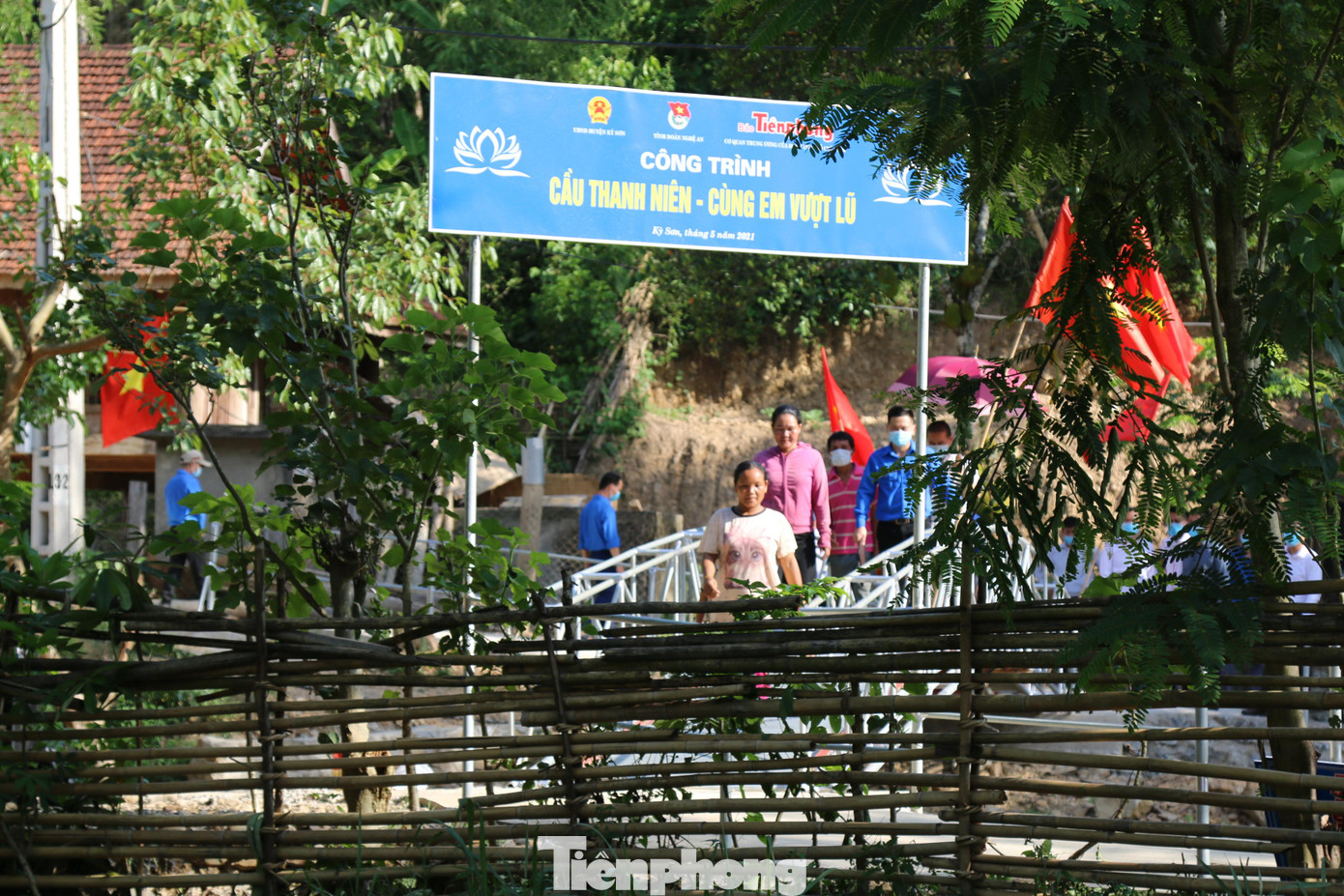 “Tỉnh đoàn Nghệ An, báo Tiền Phong xin trân trọng cảm ơn các nhà hảo tâm, đoàn viên thanh niên đã cùng chung tay góp nối những nhịp cầu tại bản Lưu Thắng, xã Chiêu Lưu, huyện Kỳ Sơn. Đồng thời mong muốn, cây cầu đậm tính nhân văn này sẽ nối đôi bờ suối Khe Tiêu nâng bước các em học sinh tới trường, người dân ổn định sản xuất, tương lai đổi thay quê hương trở nên giàu đẹp”, Bí thư Tỉnh đoàn Nghệ An Lê Văn Lương chia sẻ.