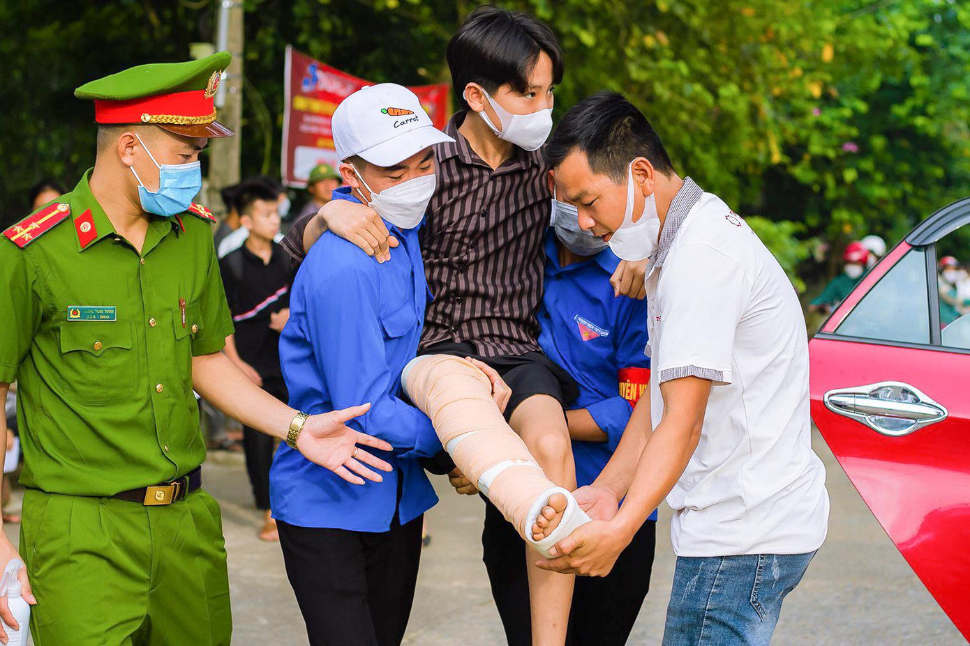 Một thí sinh bị đau chân phải bó bột, không thể di chuyển, thanh niên tình nguyện Huyện Đoàn Thanh Chương hỗ trợ em tới điểm thi, phòng thi.