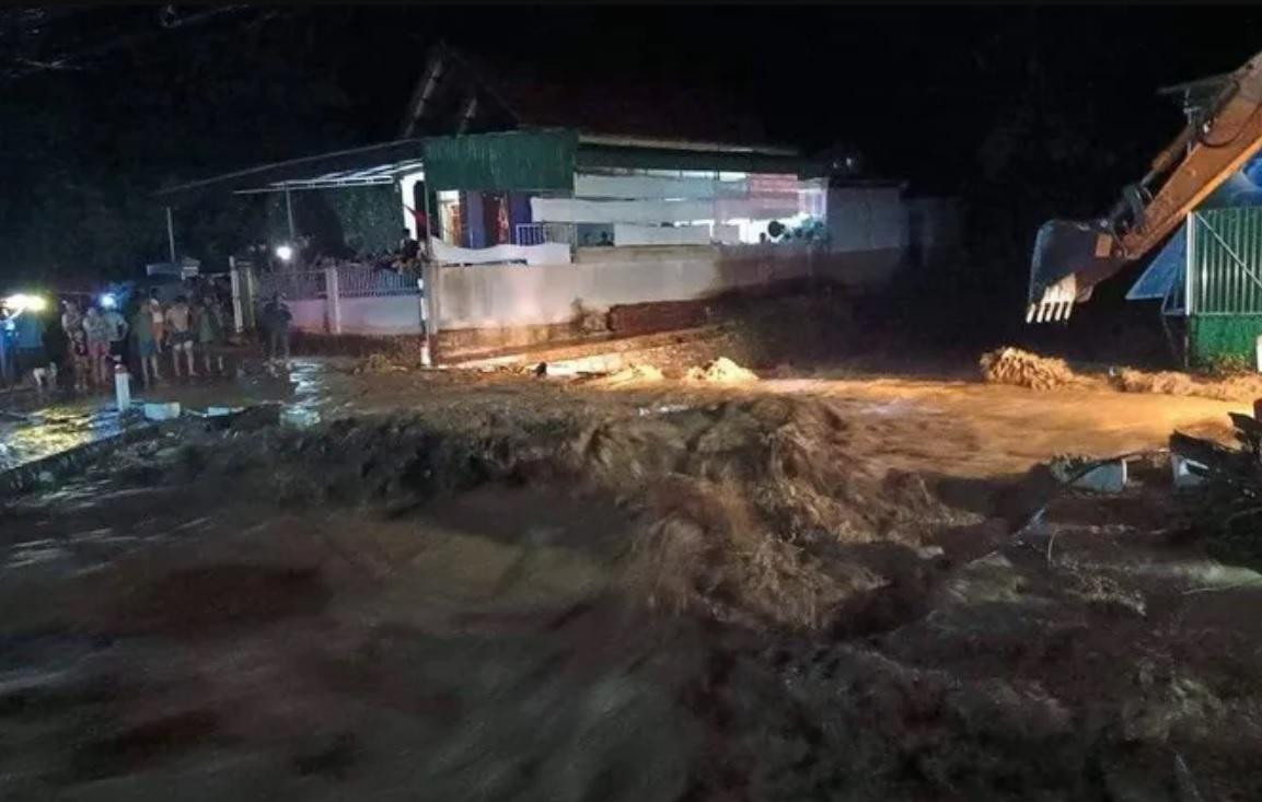 Mưa lũ cuồn cuộn đổ về thị trấn Mường Xén tối 4/9.