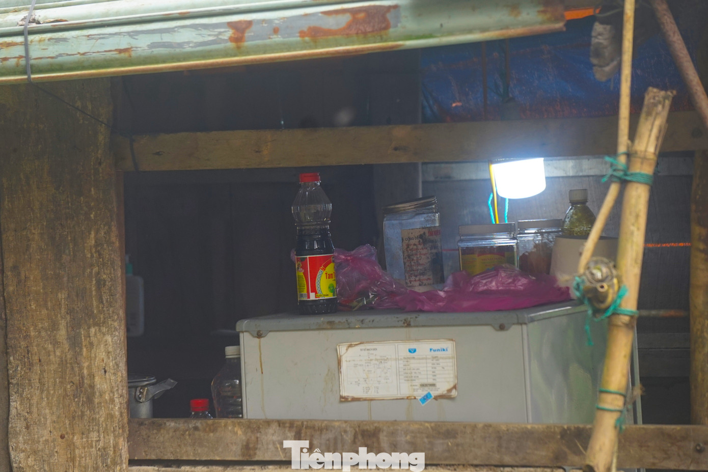 Ngày nhiều thì được vài ba trăm nghìn, có ngày chỉ được trăm nghìn, thậm chí mưa gió chẳng được đồng nào. Cuộc sống bấp bênh nên các hộ dân nghèo khó, họ phải chi tiêu dè sẻn lắm mới đủ cái ăn cái mặc hàng ngày.