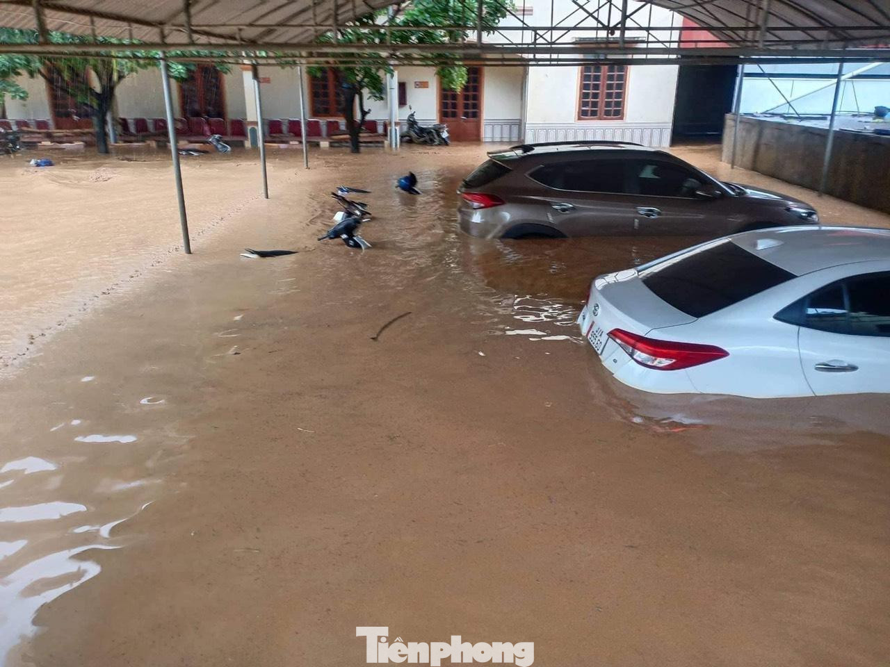 Hàng loạt xe tại điểm công sở ngập trong nước lũ.
