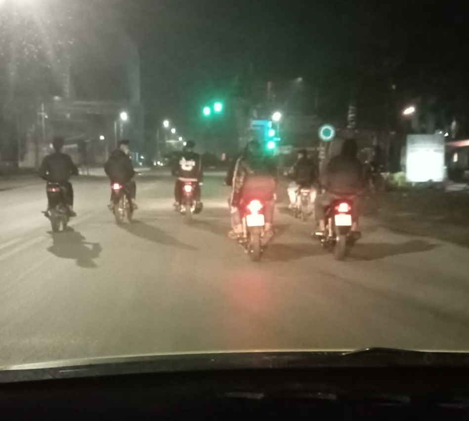 Trong đêm, nhiều nhóm thanh niên tụ tập tháo biển số, không đội mũ bảo hiểm chạy lạng lách trên nhiều tuyến đường ở thành phố Vinh. Trong đêm, nhiều nhóm thanh niên tụ tập tháo biển số, không đội mũ bảo hiểm chạy lạng lách trên nhiều tuyến đường ở thành phố Vinh.