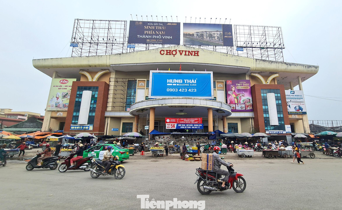 Trong khi diện tích mặt bằng lớn bị bỏ trống thì trước và sau cổng chợ mọc lên các ki ốt tạm bợ, phủ lều bạt nhếch nhác, gây mất mỹ quan đô thị. Trong khi diện tích mặt bằng lớn bị bỏ trống thì trước và sau cổng chợ mọc lên các ki ốt tạm bợ, phủ lều bạt nhếch nhác, gây mất mỹ quan đô thị.