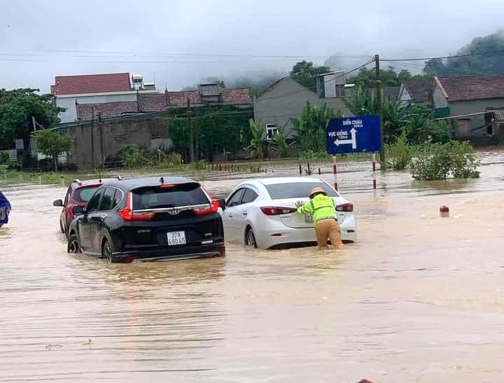 Nước lũ đổ về khiến quốc lộ 48 đoạn qua địa phận thị xã Thái Hoà bị ngập sâu 40cm, gây khó khăn cho các phương tiện tham gia giao thông. Nước lũ đổ về khiến quốc lộ 48 đoạn qua địa phận thị xã Thái Hoà bị ngập sâu 40cm, gây khó khăn cho các phương tiện tham gia giao thông.