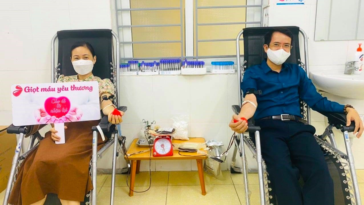 Hai vợ chồng anh Đức đã tham gia hiến máu suốt 15 năm qua. Hai vợ chồng anh Đức đã tham gia hiến máu suốt 15 năm qua.