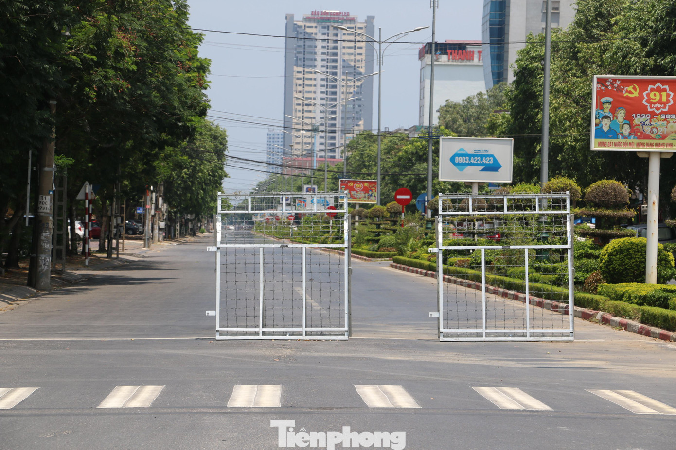 Chốt thép gai được đặt tại các trục đường chính.