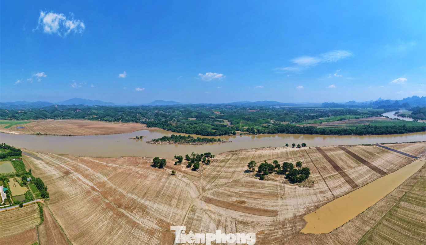 Ngoài phần diện tích là núi đồi, huyện Anh Sơn nằm ven sông Lam có những bãi bồi trải dài.