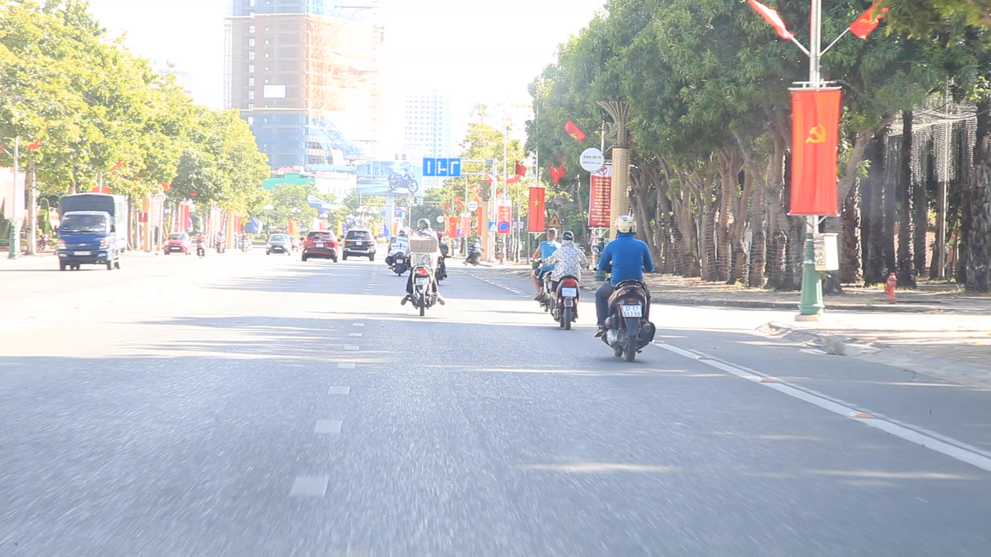 Đường Trường Thi sáng 17/8. Ghi nhận chung thì tất cả người dân thành phố Vinh khi ra đường đều thực hiện nghiêm khuyến cáo 5K của Bộ Y tế.