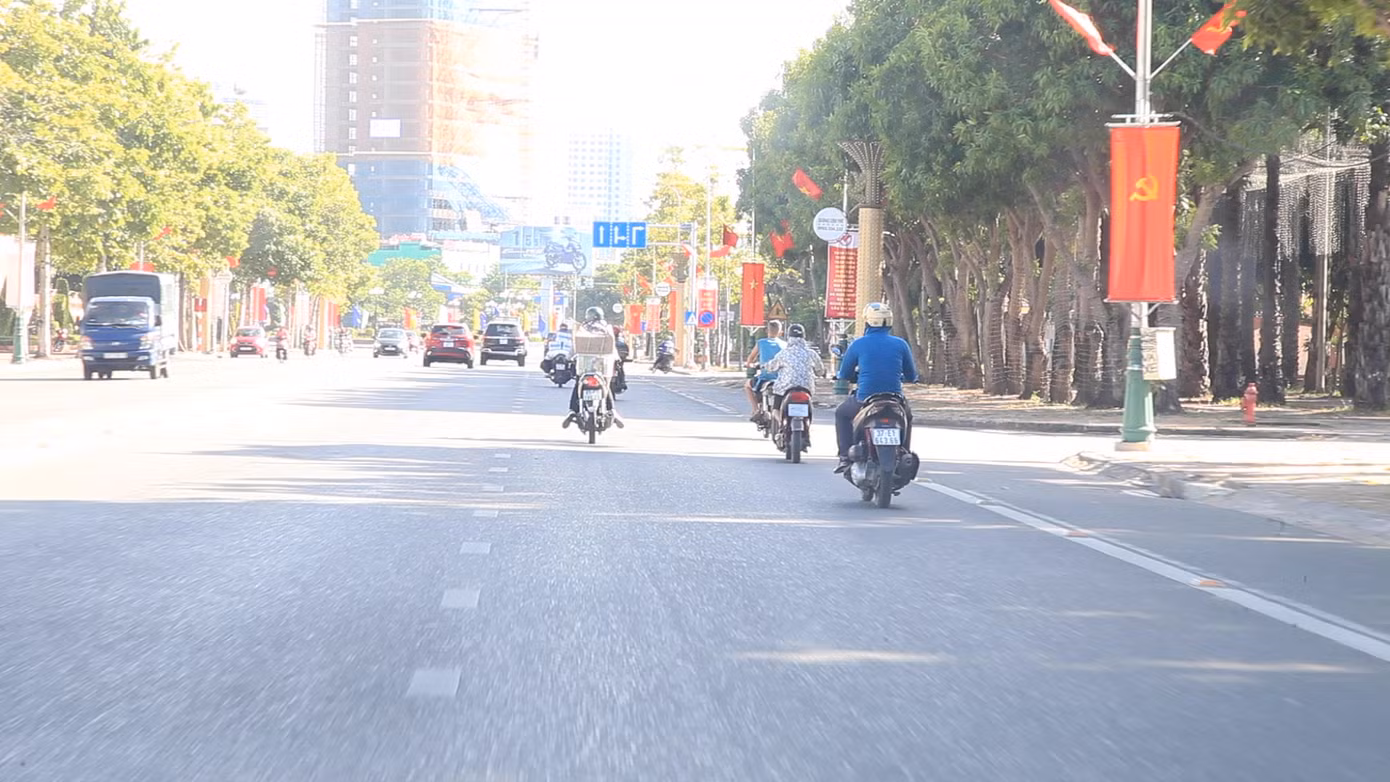Đường Trường Thi sáng 17/8. Ghi nhận chung thì tất cả người dân thành phố Vinh khi ra đường đều thực hiện nghiêm khuyến cáo 5K của Bộ Y tế.
