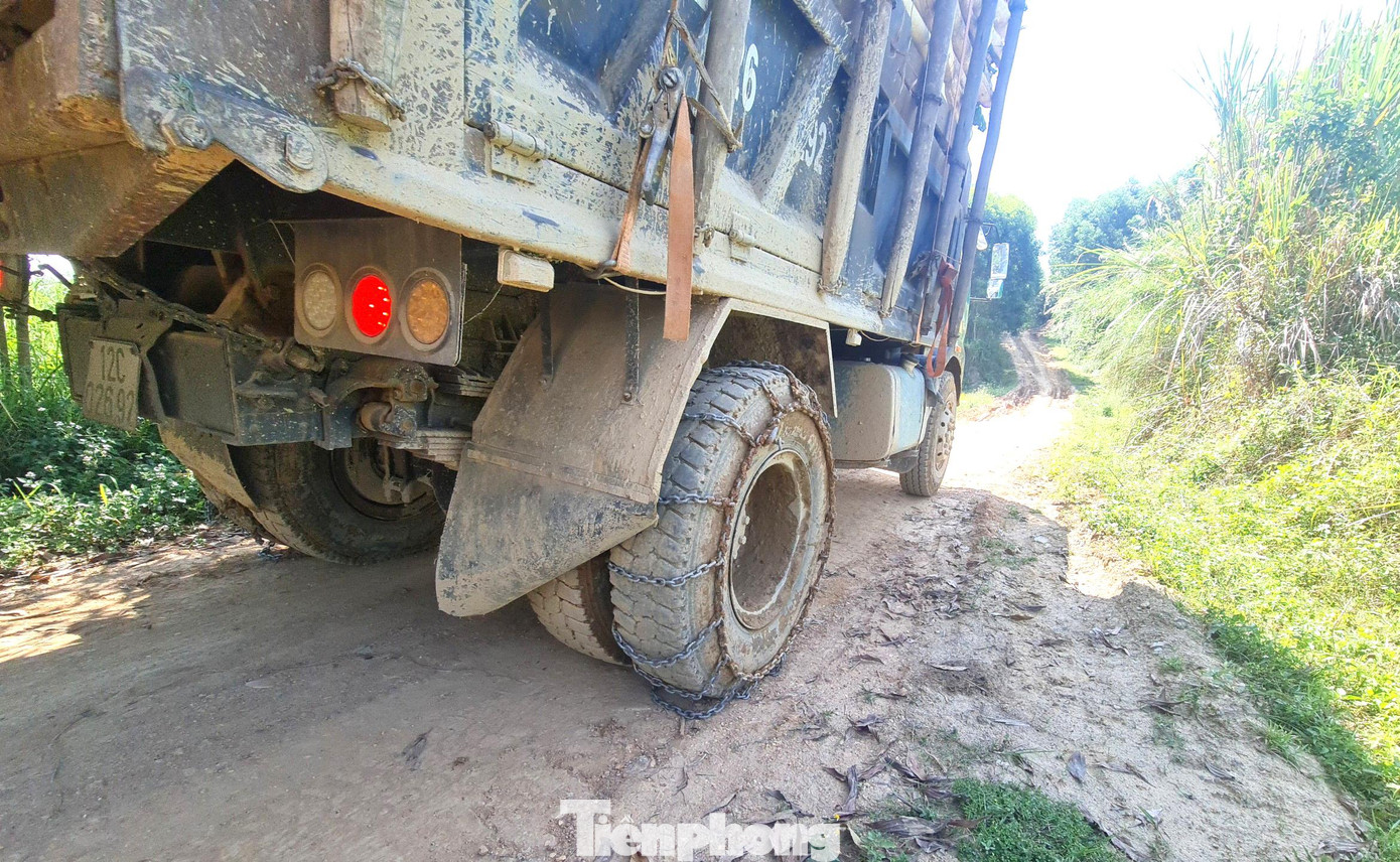 Nhiều xe ô tô tải chở keo nguyên liệu của bà con phải quấn thêm xích sắt quanh bánh khi đi trên tuyến đường làm mãi không xong. Nhiều xe ô tô tải chở keo nguyên liệu của bà con phải quấn thêm xích sắt quanh bánh khi đi trên tuyến đường làm mãi không xong.