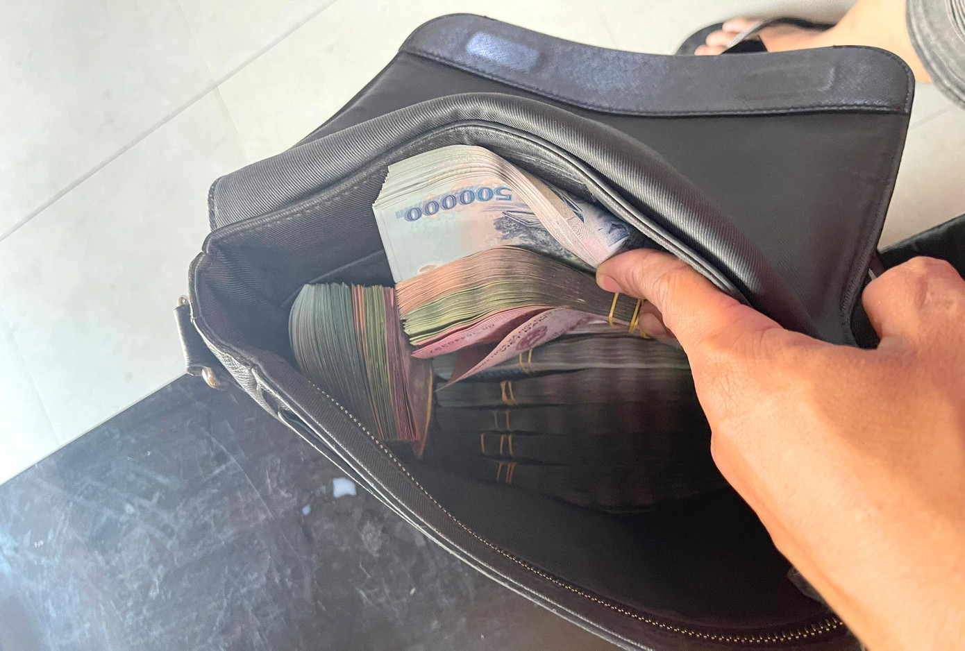 Chiếc túi xác chứa toàn tiền mặt bên trong song không có giấy tờ tuỳ thân