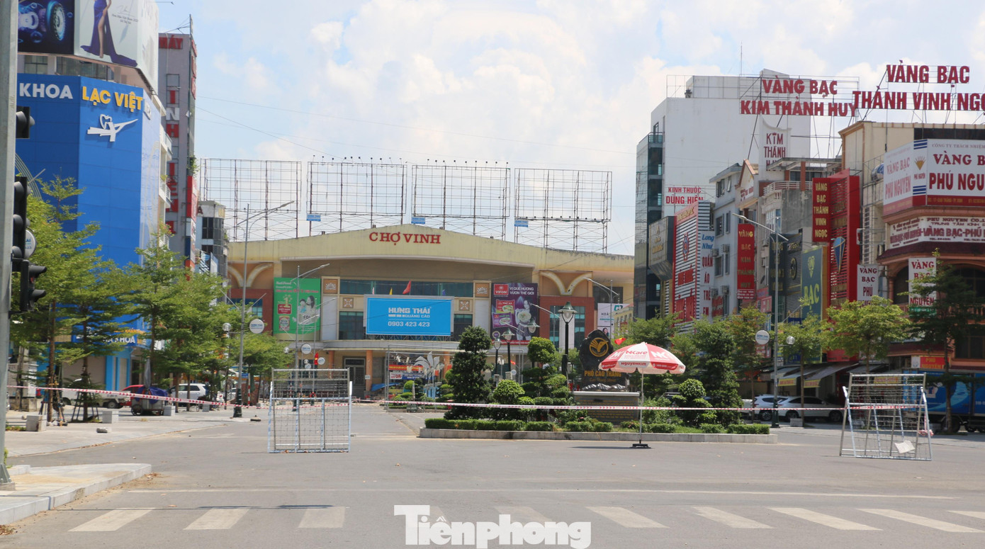 Một số khu vực công cộng trên địa bàn thành phố được giăng dây để hạn chế người ra vào Trong ảnh: Trước Chợ Vinh - Trung tâm thương mại lớn Bắc Trung Bộ.