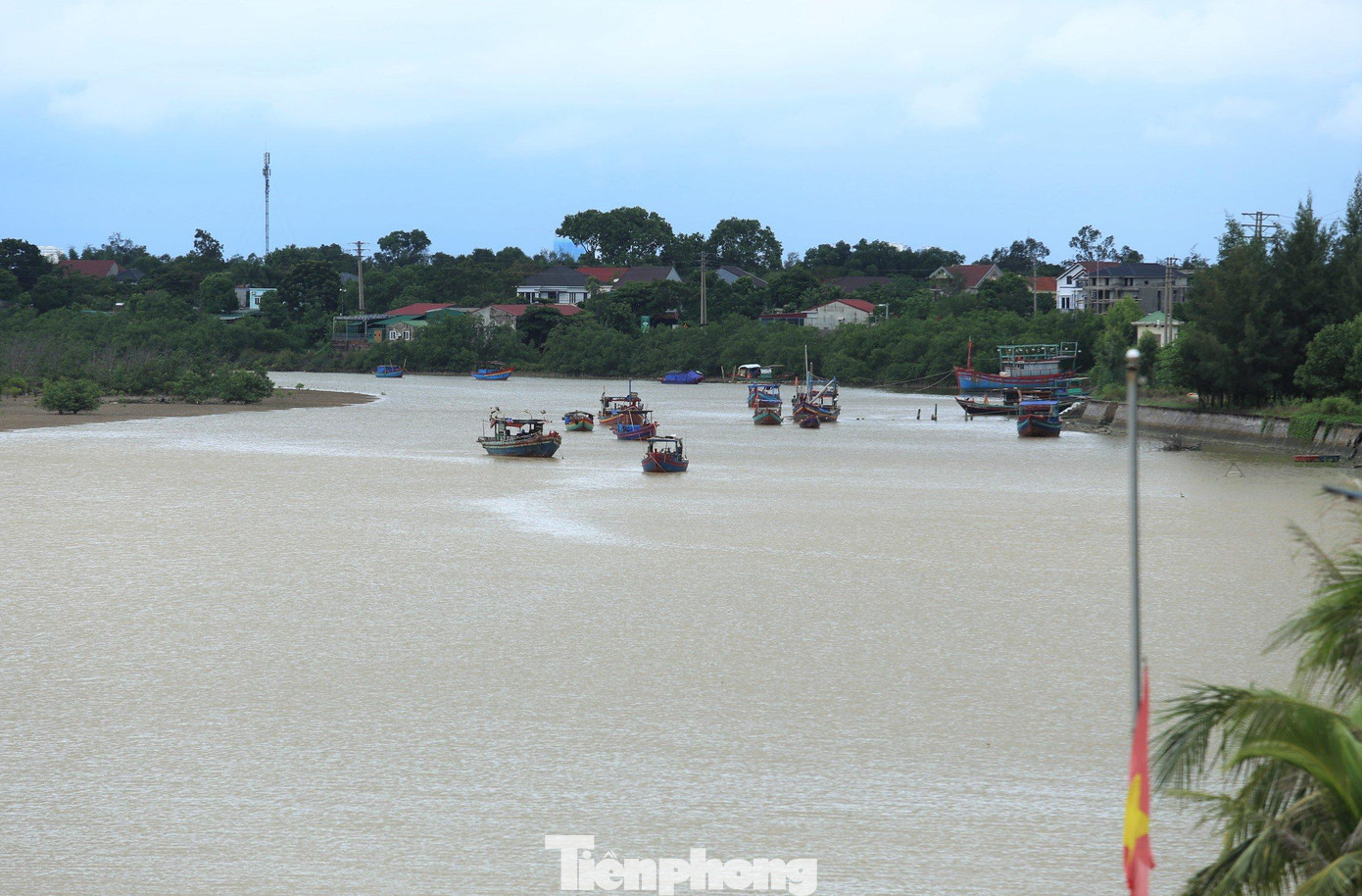 Ghi nhận trưa 9/9, tàu thuyền của ngư dân Nghệ An đã vào luồng lạch để tránh bão.