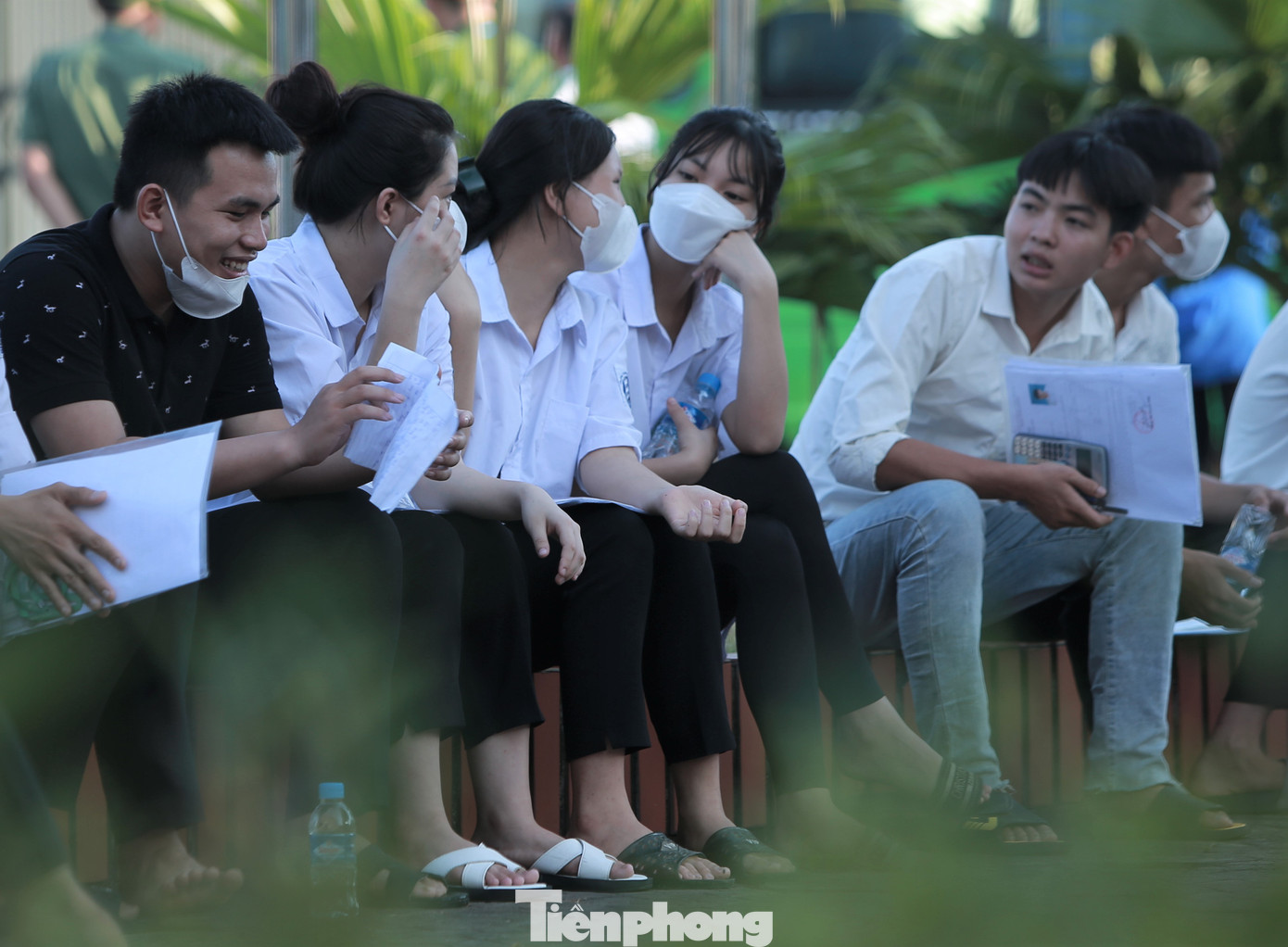 Trước giờ thi, các thí sinh đứng từng tốp trò chuyện vui vẻ với tâm lý khá thoái mái.