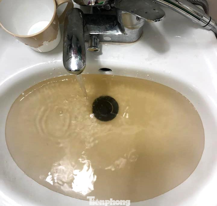 Chỉ tính riêng từ 0h đến 15h ngày 15/6, phía công ty đã nhận được 188 cuộc điện thoại của người dân phản ánh tình trạng nước bẩn đục. “Chúng tôi đã kiểm tra, xét nghiệm chất lượng nước ở nhà máy thì vẫn đảm bảo chất lượng, nhưng sau khi qua hệ thống đường ống, về tới nhà dân lại bẩn đục. Hiện nay, chúng tôi đã lấy mẫu nước từ các hộ dân để gửi vào Đà Nẵng xét nghiệm hơn 100 chỉ số khoa học, sau đó mới bắt đầu nghiên cứu, nhận định được nguyên nhân”, vị lãnh đạo này nói và cho hay, sau khi xác định được nguyên nhân chính xác thì phía công ty này mới có phương án khắc phục lâu dài.