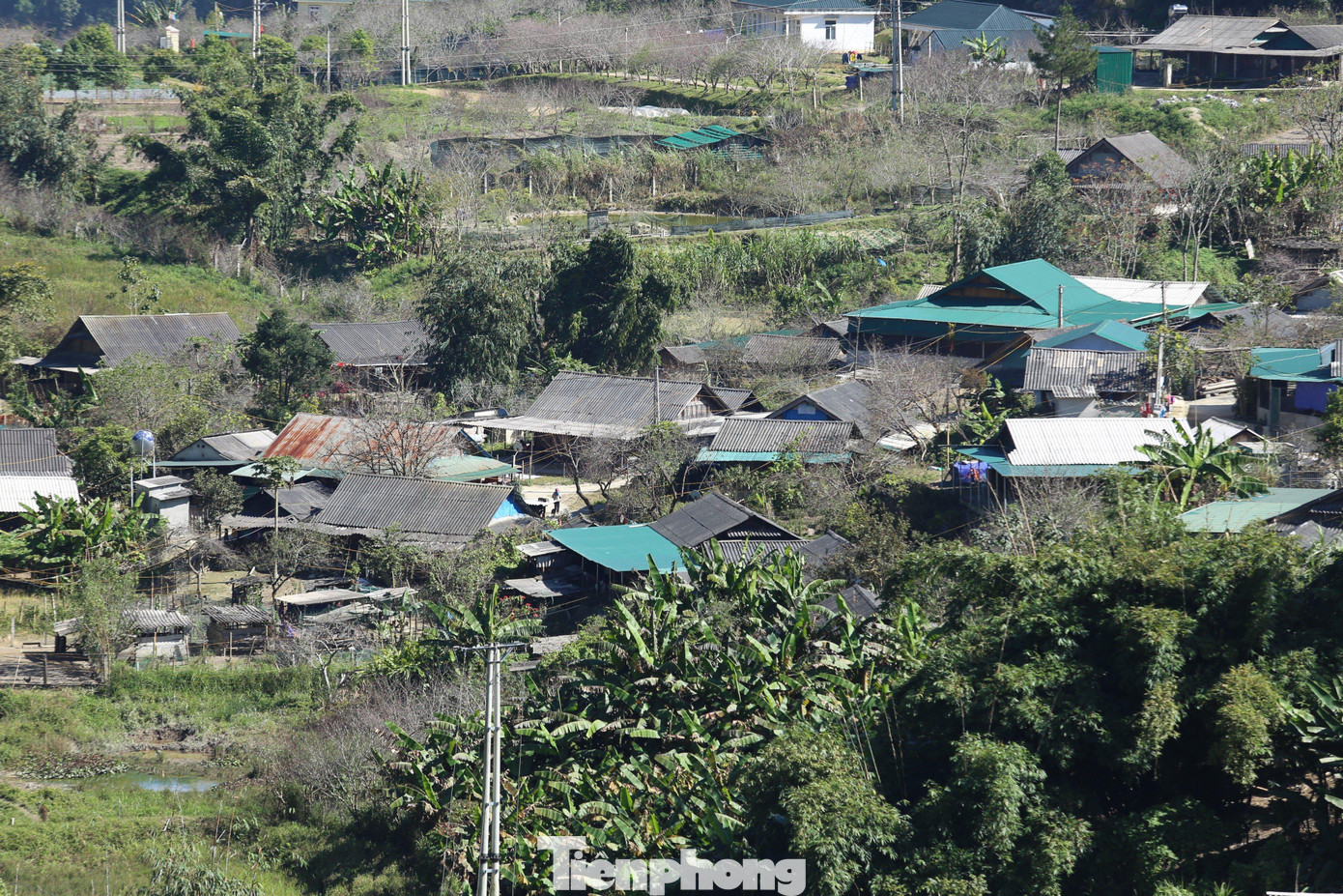 Một ngày ở Mường Lống có đến 4 mùa; sáng là sương mù của mùa Xuân; trưa nắng ấm như mùa Hè; chiều là thời tiết của mùa Thu còn tối đến rét buốt như mùa Đông.