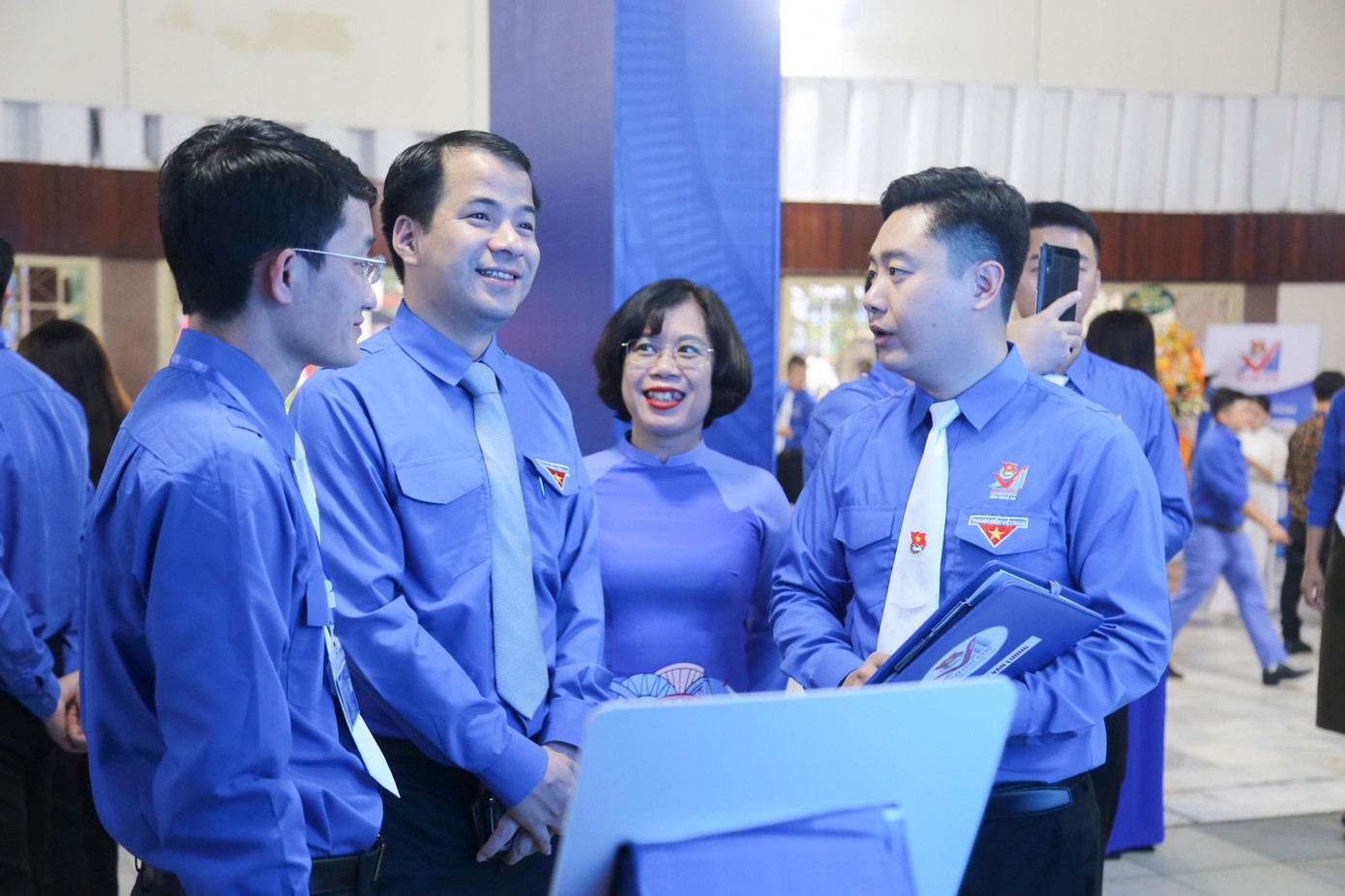 Anh Ngô Văn Cương trao đổi với lãnh đạo Tỉnh đoàn Nghệ An trước thềm phiên trọng thể của Đại hội. Anh Ngô Văn Cương trao đổi với lãnh đạo Tỉnh đoàn Nghệ An trước thềm phiên trọng thể của Đại hội.