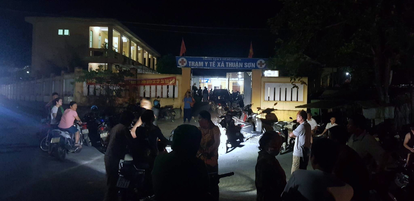 Phụ huynh, người dân tập trung trước Trạm Y tế xã Thuận Sơn nơi đang cấp cứu cho các cháu mầm non nghi bị ngộ độc. (Ảnh: Phan Huy). Phụ huynh, người dân tập trung trước Trạm Y tế xã Thuận Sơn nơi đang cấp cứu cho các cháu mầm non nghi bị ngộ độc. (Ảnh: Phan Huy).