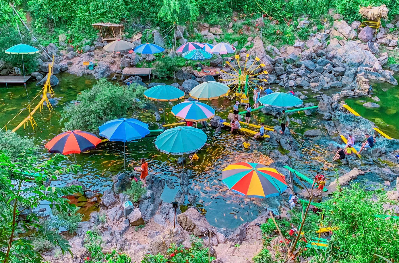 Suối cá vàng Khe Tọ thành điểm tham quan du lịch, "giải nhiệt" giữa dịp hè xứ Nghệ oi nóng.