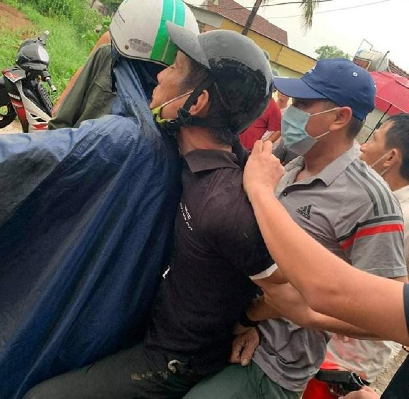 Nghi phạm Tuấn (ở giữa) bị cảnh sát bắt giữ chiều 1/8. Nghi phạm Tuấn (ở giữa) bị cảnh sát bắt giữ chiều 1/8.