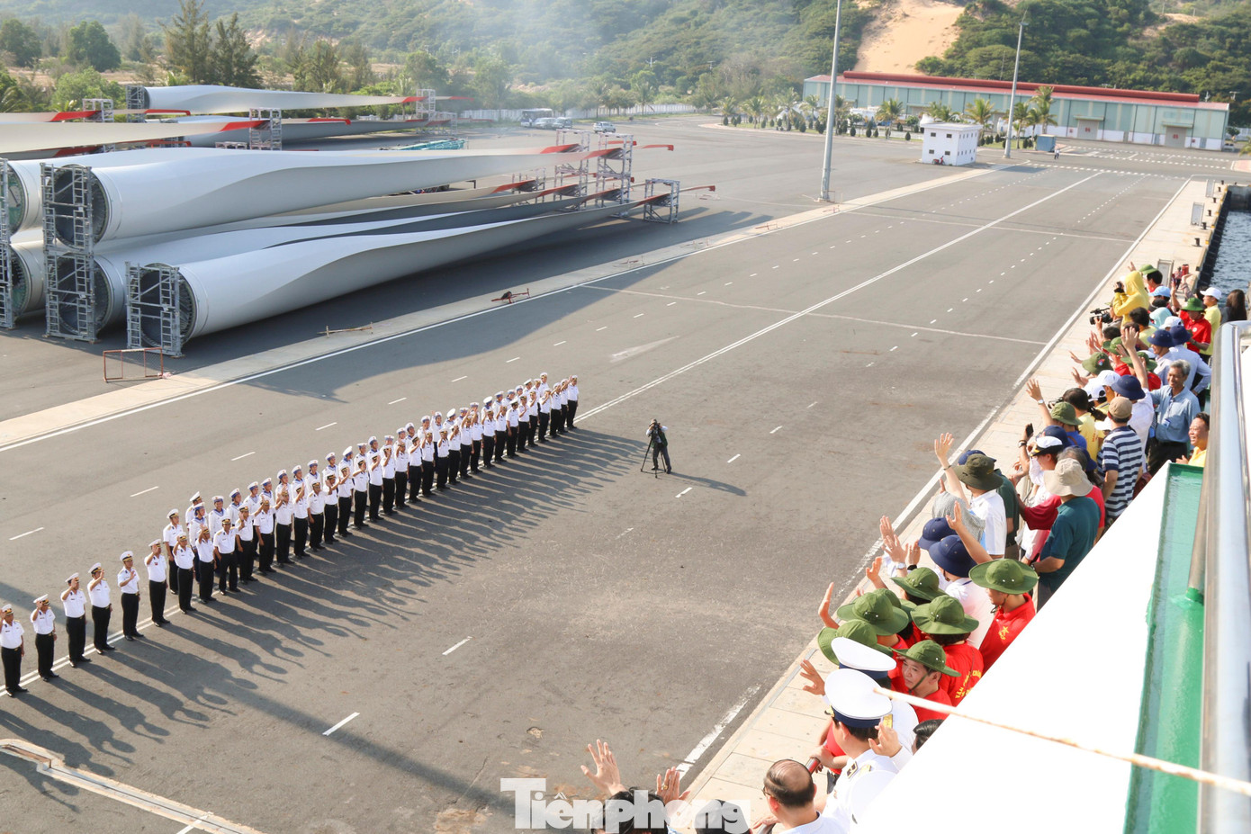 Cán bộ, chiến sỹ Vùng 4 Hải quân và Đoàn công tác vẫy tay chào tạm biệt. Cán bộ, chiến sỹ Vùng 4 Hải quân và Đoàn công tác vẫy tay chào tạm biệt.