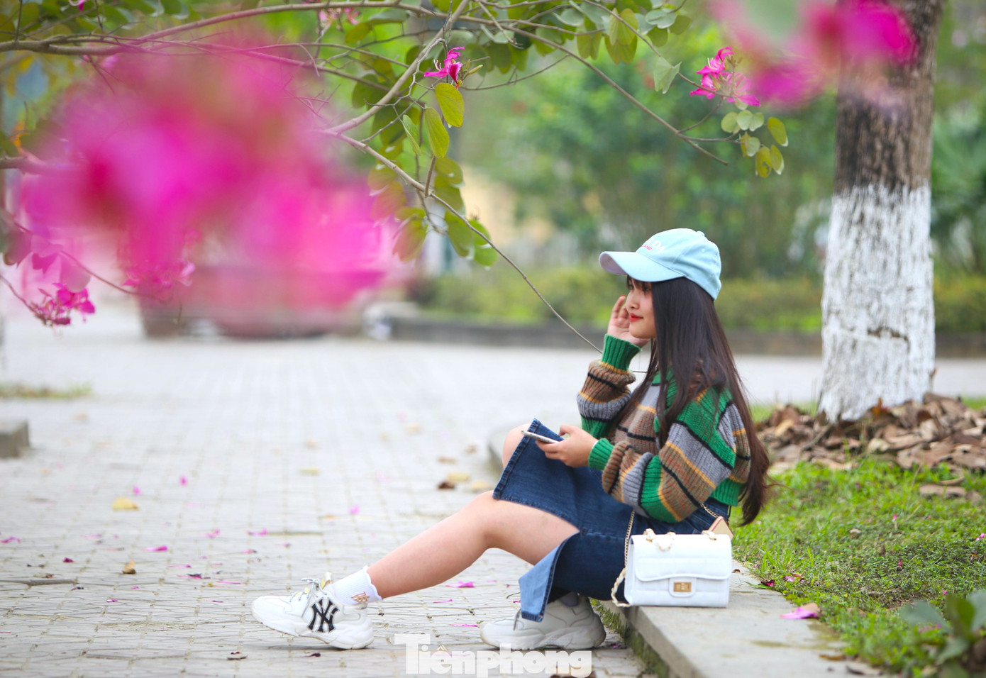 Rồi chụp ảnh để lưu lại kỷ niệm đẹp bên những bông hoa ban.