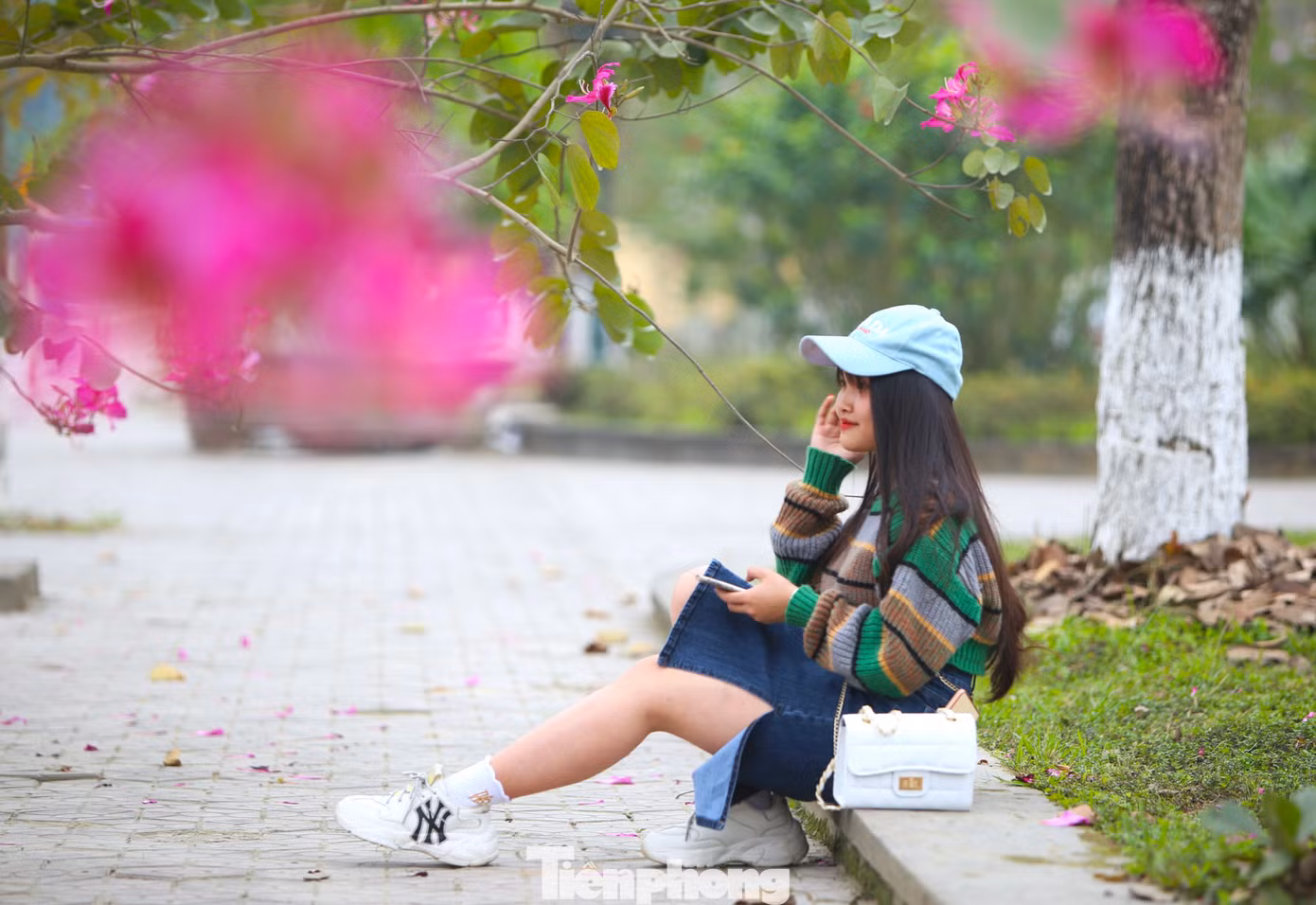 Rồi chụp ảnh để lưu lại kỷ niệm đẹp bên những bông hoa ban.