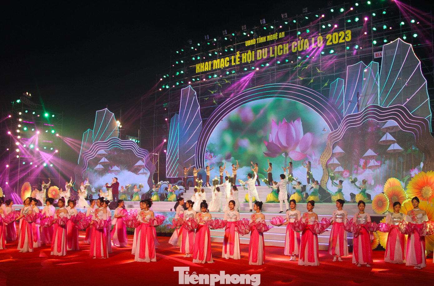 Sân khấu đêm khai trương du lịch Cửa Lò hoành tráng, đặc sắc với những màn biểu diễn nghệ thuật ấn tượng. Sân khấu đêm khai trương du lịch Cửa Lò hoành tráng, đặc sắc với những màn biểu diễn nghệ thuật ấn tượng.