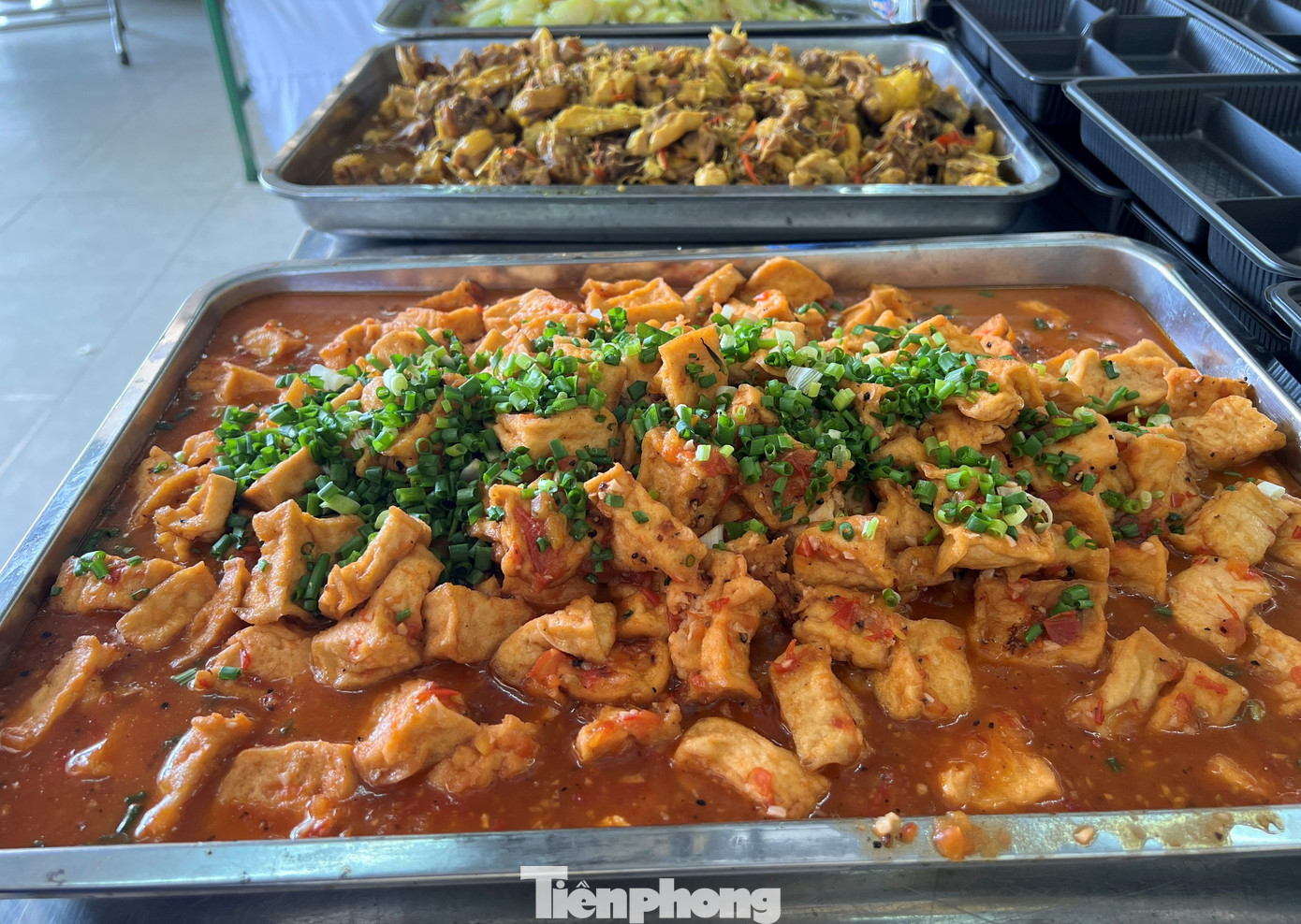 Các món ăn đảm bảo dinh dưỡng, sạch sẽ cho thí sinh được chuẩn bị kỹ lưỡng cho các thí sinh tham dự kỳ thi.