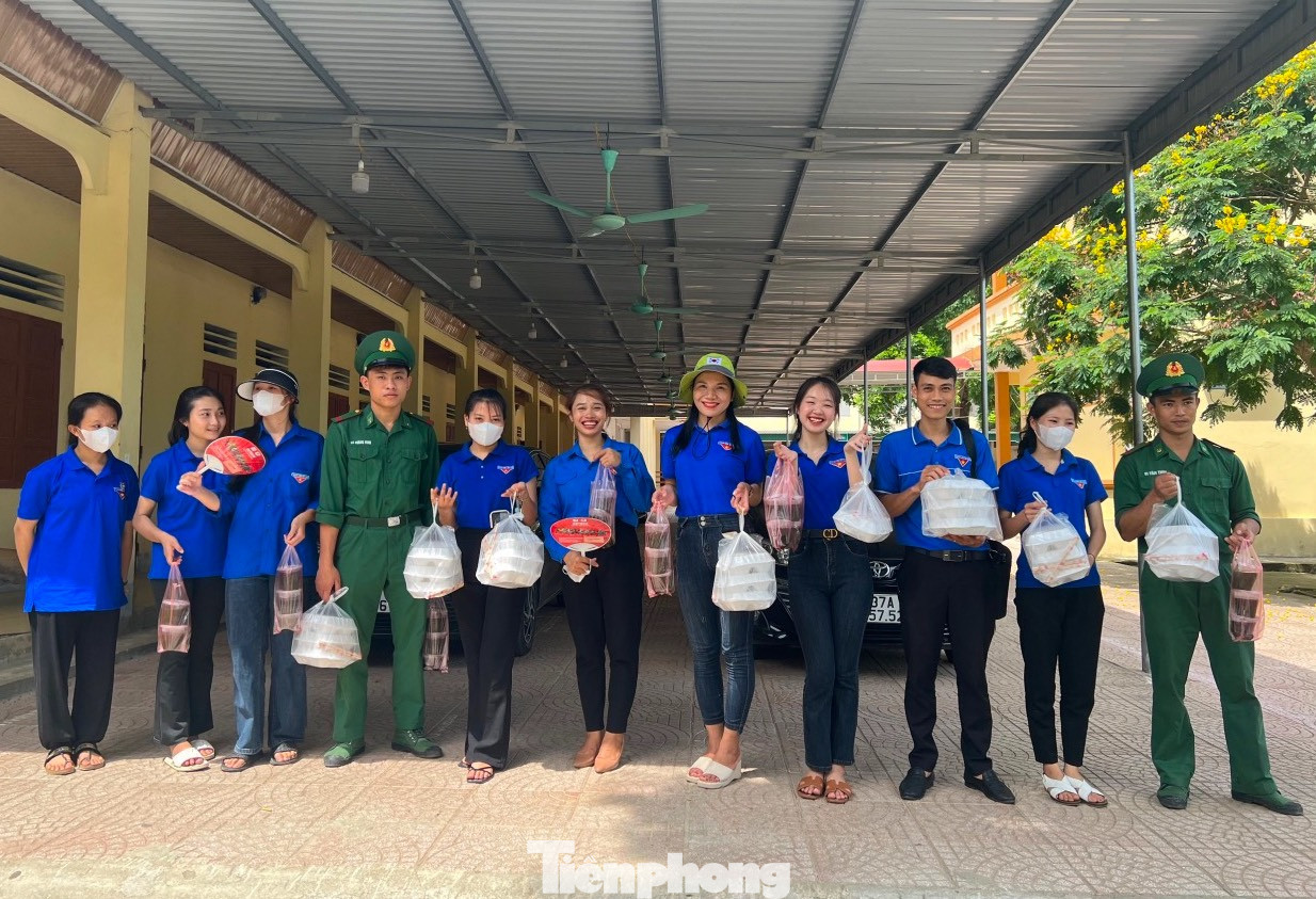 58 suất cơm đã được đoàn viên thanh niên huyện Con Cuông nấu và phát cho các thí sinh có hoàn cảnh khó khăn tại điểm trường THPT Mường Quạ (xã Môn Sơn, Con Cuông).