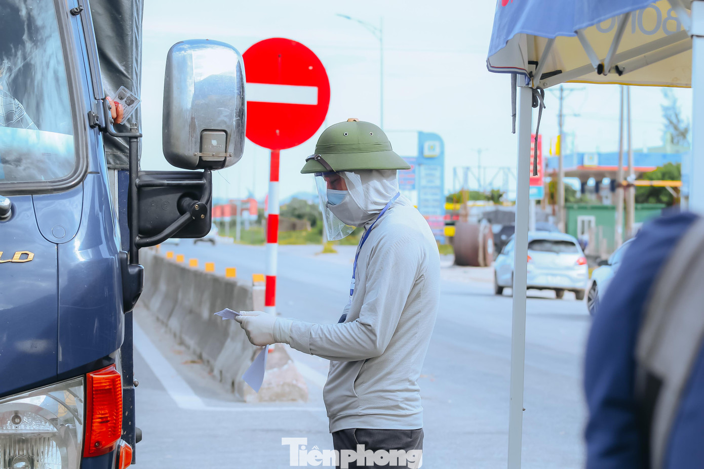 Trong số 128 giáo viên tình nguyện có 94 giáo viên nam, 4 giáo viên nữ và 30 nhân viên y tế ngành giáo dục đã được tăng cường trước đó. Họ xác định, thành phố Vinh hết phong tỏa, hết thực hiện chỉ thị 16 của Thủ tướng Chính phủ thì mới nghỉ về nhà. Giữa thời tiết nắng nóng, các giáo viên vẫn tập trung, cần mẫn làm nhiệm vụ phòng chống dịch. Đây là một việc làm ý nghĩa của cán bộ, giáo viên ngành giáo dục Nghệ An trong thời điểm cả hệ thống chính trị chung tay đẩy lùi dịch bệnh. Làm việc tại điểm chốt kiểm soát trên quốc lộ 1A, đoạn qua xã Nghi Liên (cửa ngõ thành phố Vinh), thầy Ngô Xuân Tuyên (Giáo viên trường THCS Trường Thi) tích cực hướng dẫn người dân các thủ tục cần thiết khi qua chốt, đảm bảo an toàn trong công tác phòng chống dịch.