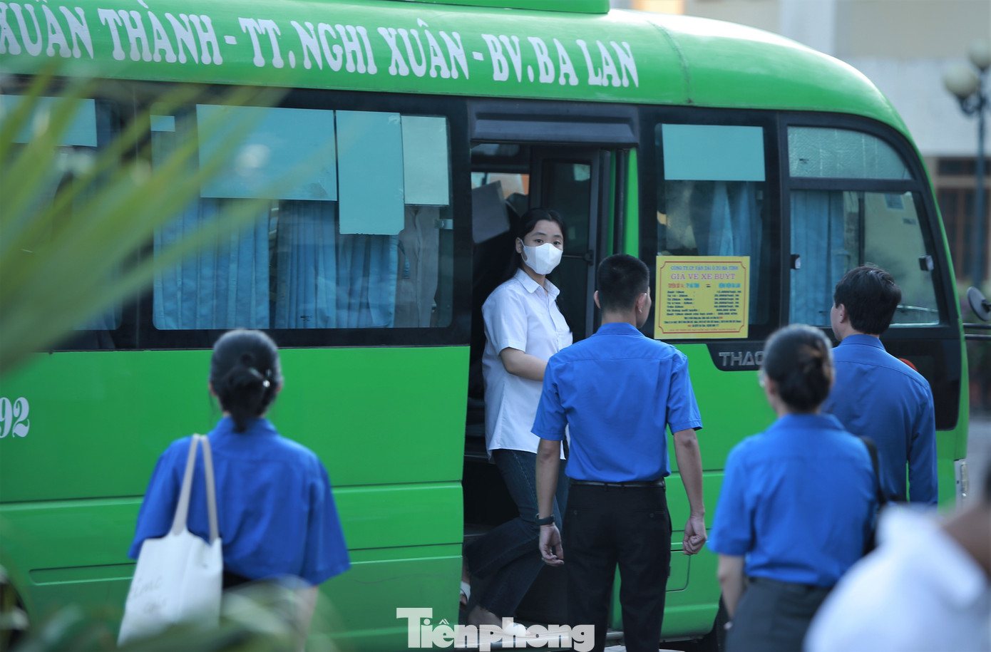 Lực lượng tình nguyện viên tiếp sức mùa thi cũng có mặt để hỗ trợ, đưa đón các trường hợp gặp khó khăn khi di chuyển vào phòng thi.