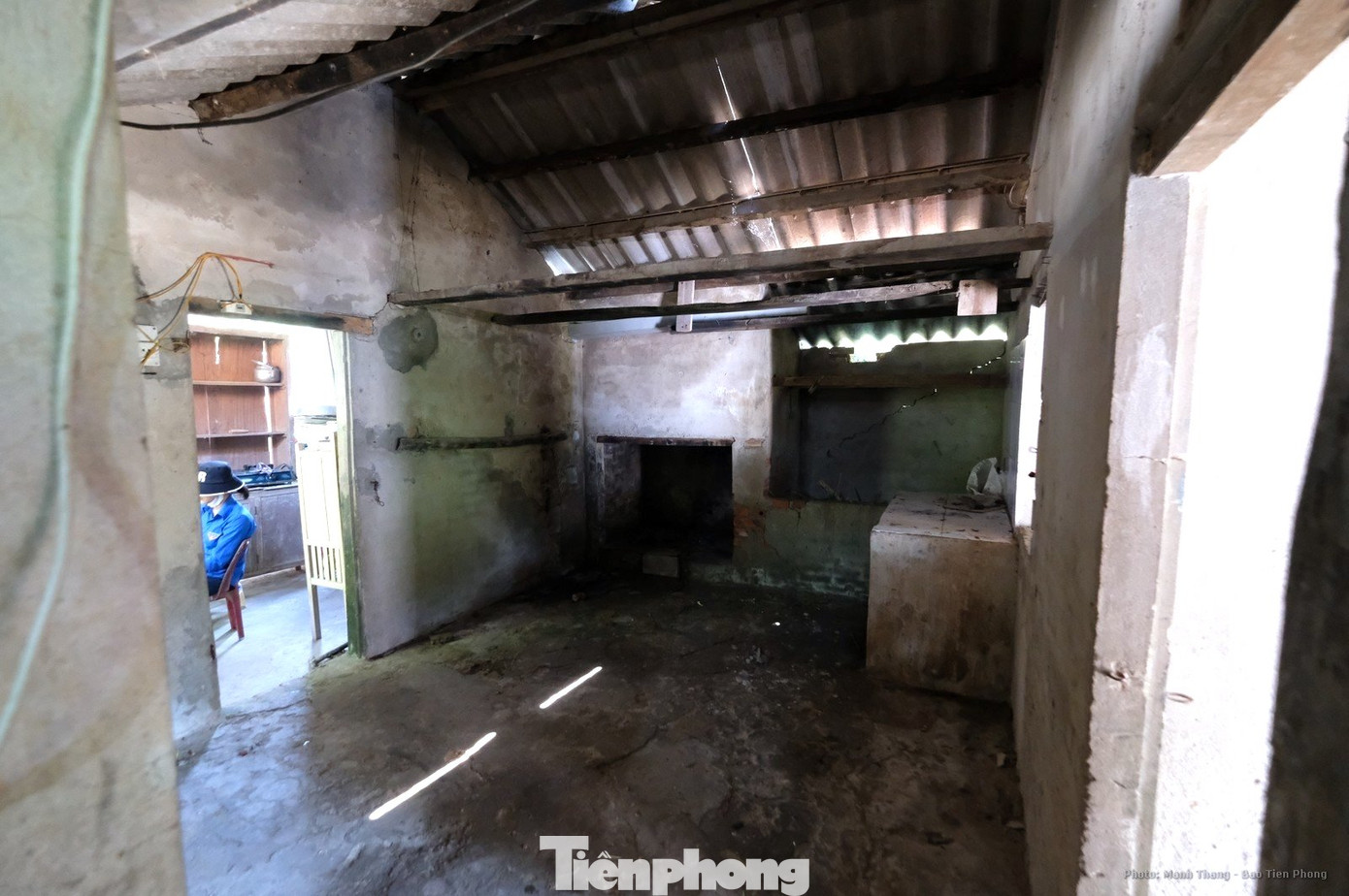 Căn nhà cụ Thìn đã xuống cấp nghiêm trọng. Có được một căn nhà mới kiên cố, khang trang là mơ ước bấy lâu của gia đình cụ.