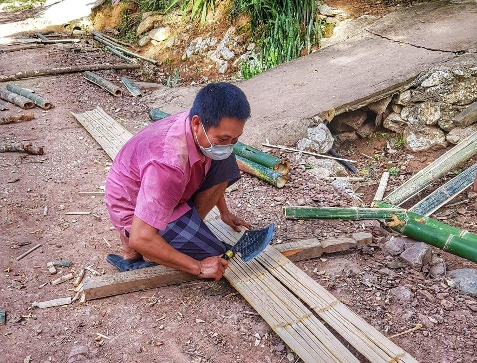 Các thầy giáo trở thành những người thợ lành nghề. Những cây tre nứa được chẻ ra và kết lại làm phên che chắn, tấm liếp trên giường ngủ học sinh. Các thầy giáo trở thành những người thợ lành nghề. Những cây tre nứa được chẻ ra và kết lại làm phên che chắn, tấm liếp trên giường ngủ học sinh.