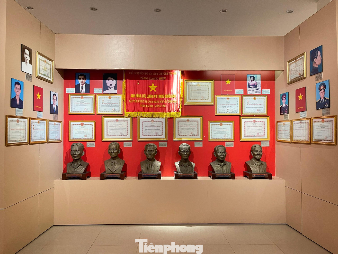 Bảo tàng Côn Đảo trưng bày gồm một gian khánh tiết và 4 chủ đề: Côn Đảo thiên nhiên con người; Côn Đảo địa ngục trần gian; Côn Đảo trận tuyến, trường học; Côn Đảo ngày nay. Ngoài ra bảo tàng còn có một phòng trưng bày, triễn lãm chuyên đề.