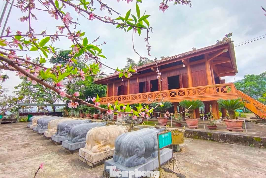 Đền Chín Gian tọa lạc trên ngọn đồi Pú Pỏm có độ cao 186,4 m so với mực nước biển. Ban đầu, đền được làm bằng tranh, tre, nứa, sau được xây dựng theo lối kiến trúc nhà sàn đặc trưng của đồng bào Thái. Đền có diện tích 138,6 m2, gồm 9 gian, mái và xung quanh đều được đóng bằng gỗ, phía trước và hai bên trổ cửa, mái xòe rộng sang 4 phía. Trên bờ nóc, bờ giải trang trí hình tượng “lưỡng long chầu nguyệt” - sự giao thoa văn hóa giữa miền xuôi và miền ngược.