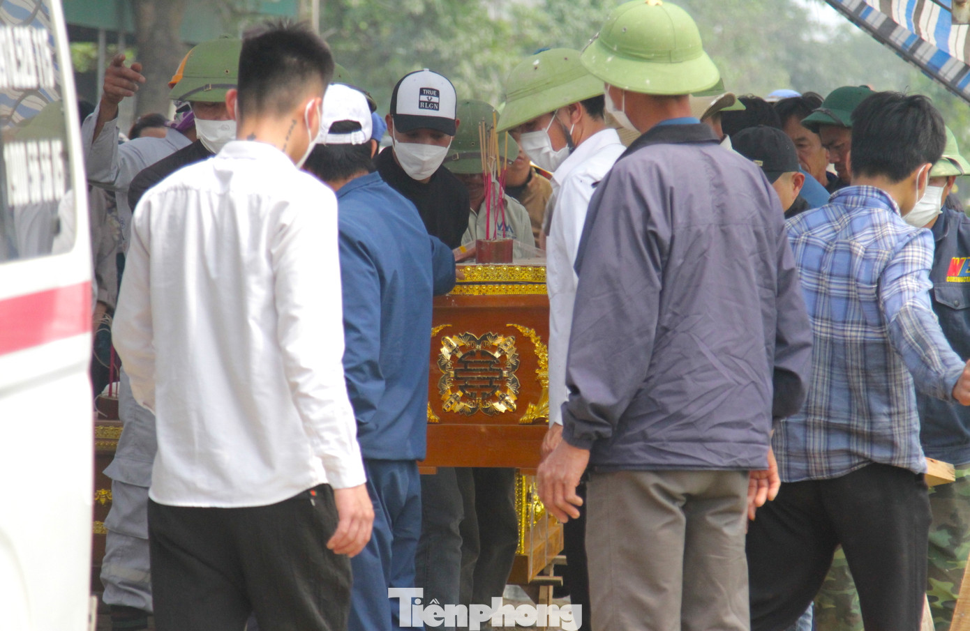 Người dân hỗ trợ bê quan tài đưa các thi thể lên xe về nhà. Người dân hỗ trợ bê quan tài đưa các thi thể lên xe về nhà.