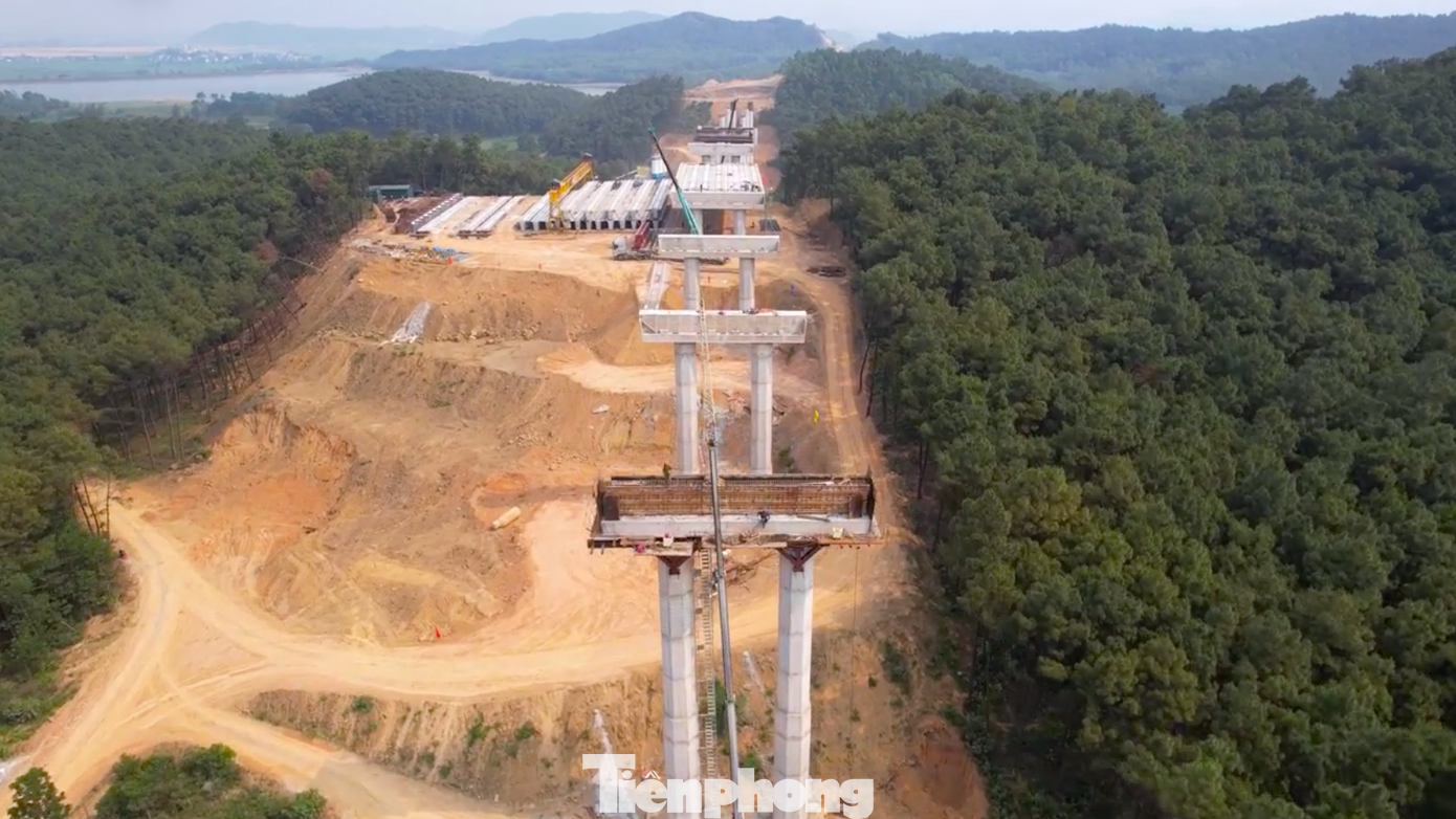 Tương tự, tại đoạn cầu vượt Diễn Đoài (thuộc gói thầu XL03, nằm trên địa bàn huyện Diễn Châu) cũng đang vướng mặt bằng và sự cản trở của người dân khiến nhà thầu không thể thi công do chưa đảm bảo các yêu cầu về tiến độ và công tác an toàn.